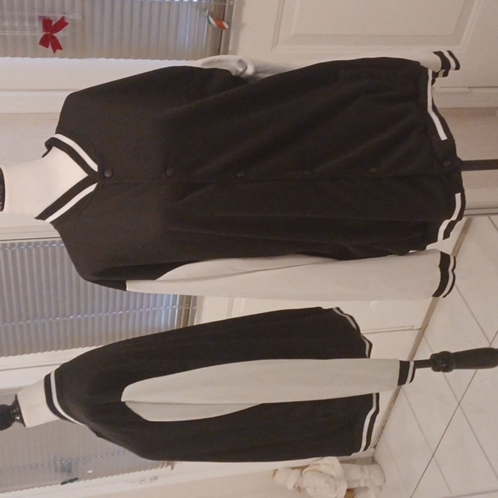 4/$80 Lightweight Black & White Jacket - Size 2XL
